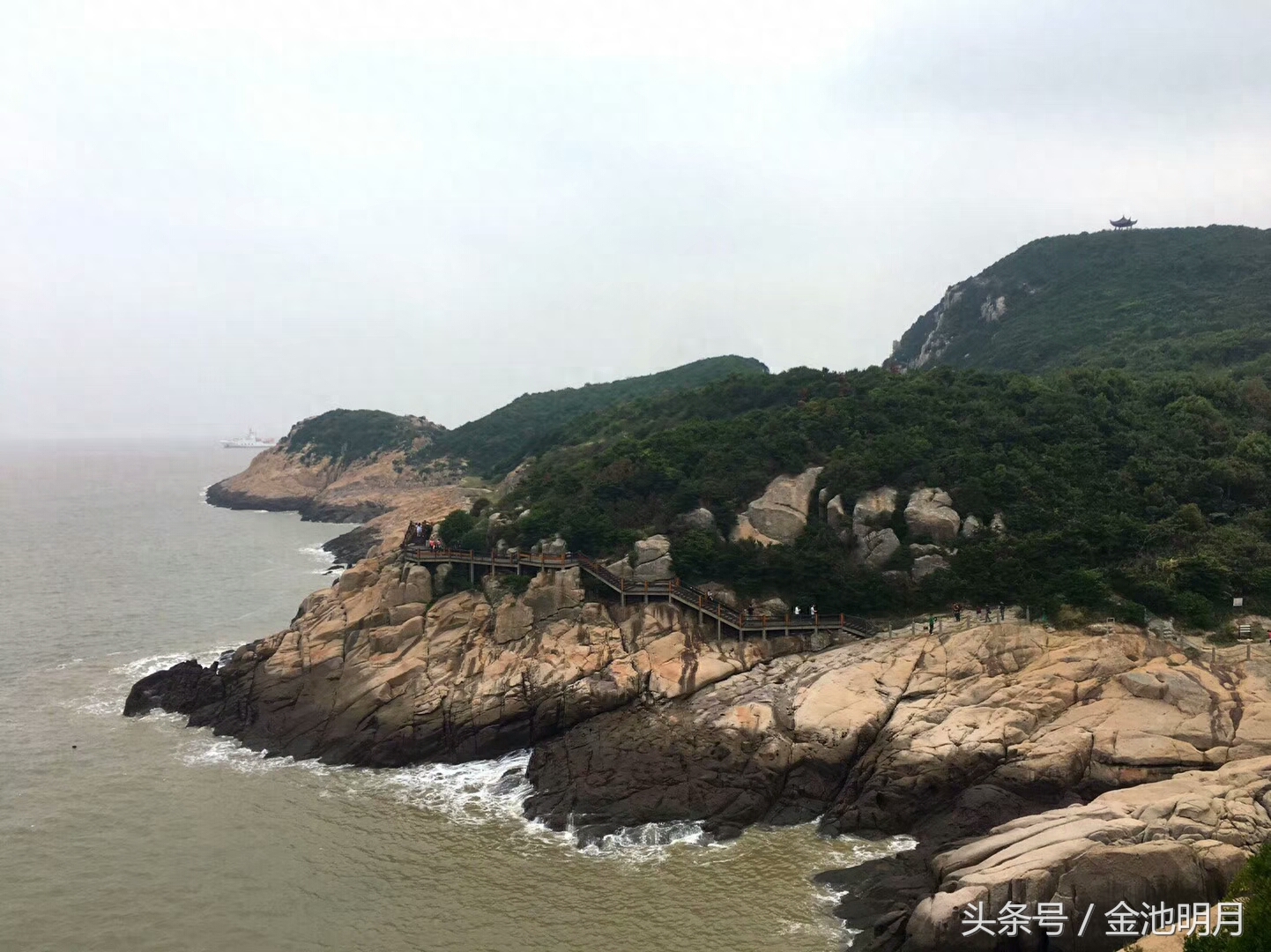 这里的石称“桃花石”，山称“桃花山”，岛称“桃花岛”，镇称“桃花镇”